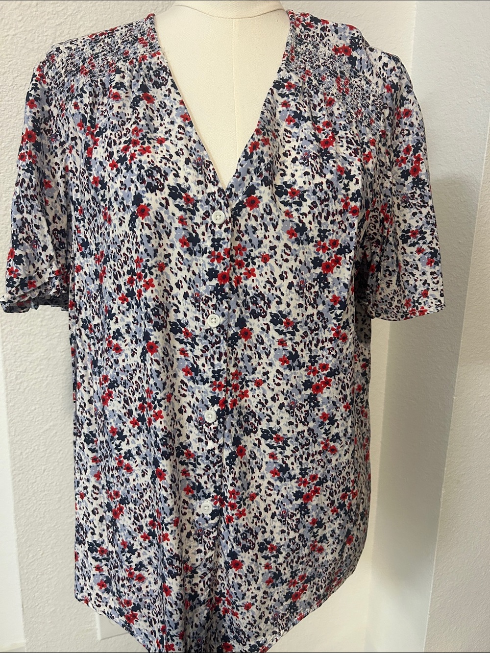 beachlunchlounge White Button-Front Floral Top with Red & Navy